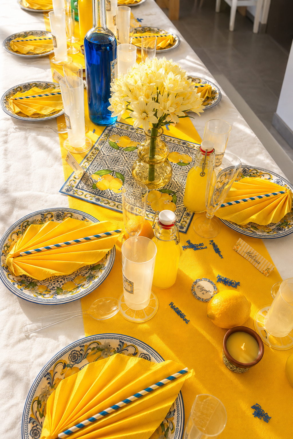 Décoration de table jaune et bleue avec fleurs et papeterie