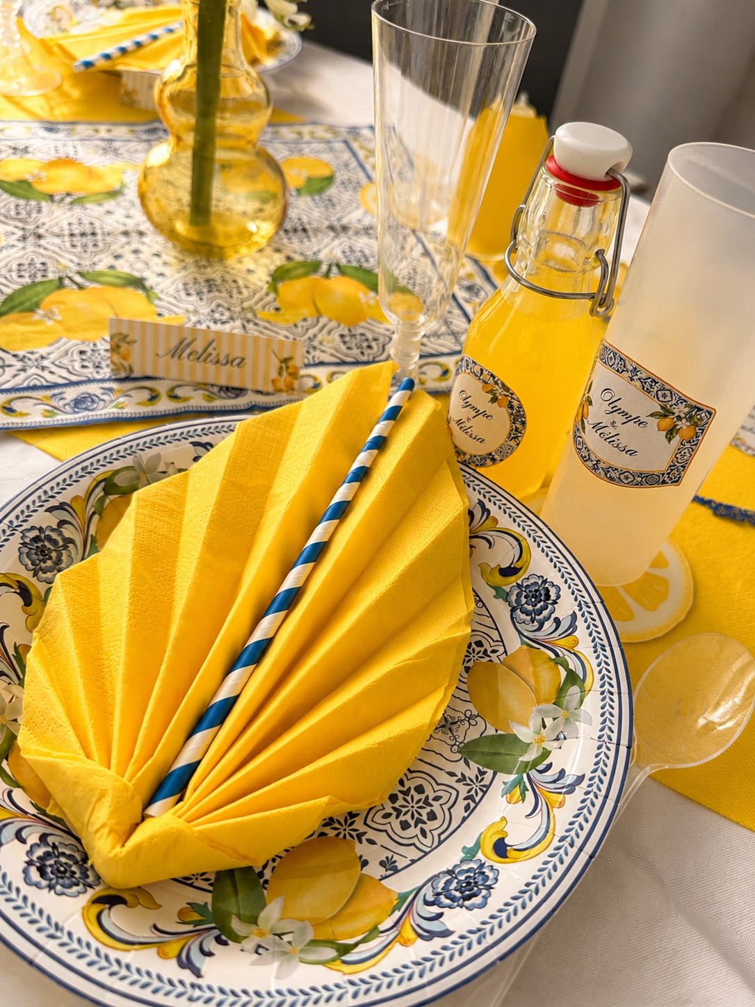 Table décorée jaune et bleue avec papeterie personnalisée