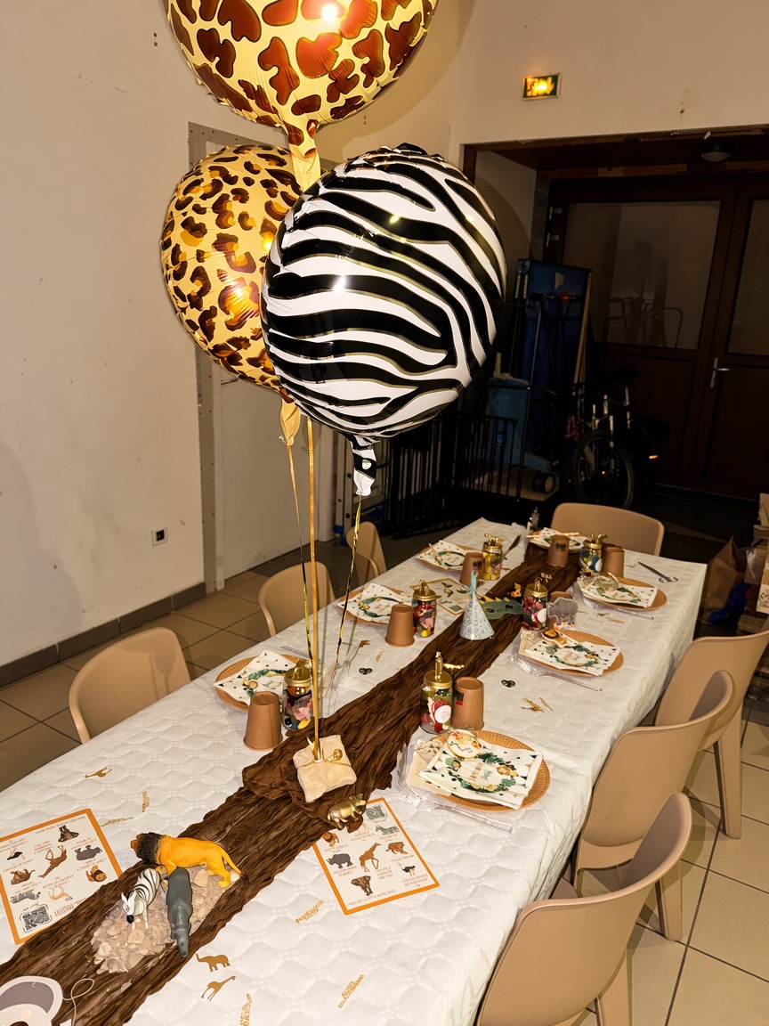 Ballons et table anniversaire safari